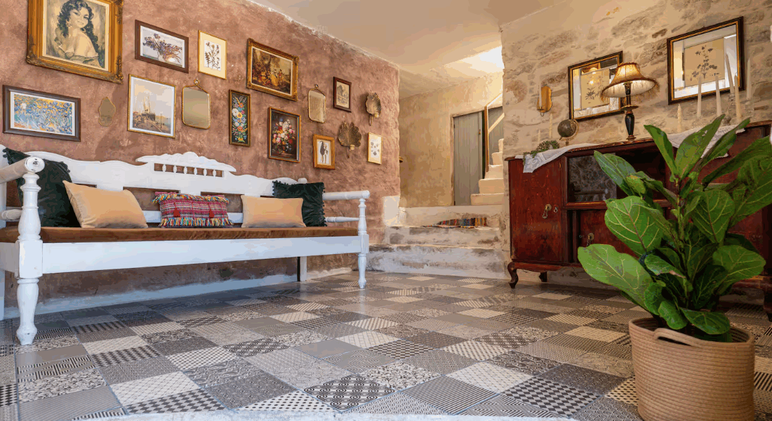 salon traditionnel grèce, intérieur logement rustique, location villa charme, décoration cyclades, murs en pierre, accueil bienvenue