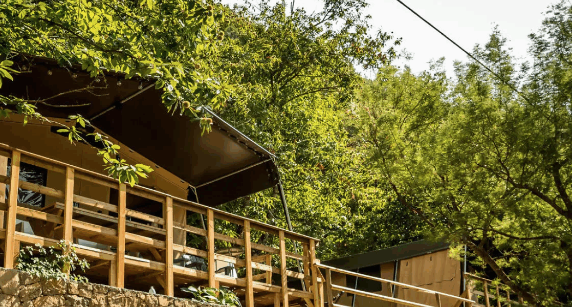 Glamping en Italie : Séjour insolite en tente lodge au cœur de la nature glamping italie, tente safari luxe, hébergement insolite, camping nature, vacances écotourisme, lodge italie
